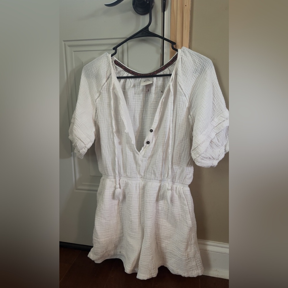 Knox Rose White Textured Romper with Tassels. Size M.